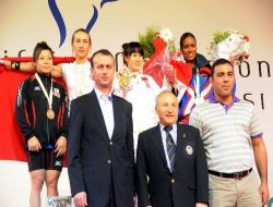 Halterde İki Gümüş Bir Bronz Madalya