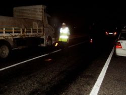 Gece Karanlığında Ata Çarpan Sürücüler Ölümden Döndü
