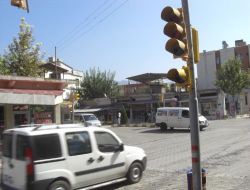İstanbullu Sürücüler İkitelli'de Kırmızı Işıkta Geçerken, Erzin'de Araç Sürücüleri Yanmayan Trafik Işığında Duruyor