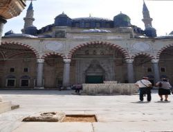 Define Avcıları Selimiye Camii'nin Taşlarını Söktü