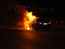 Boğaziçi Köprüsü Çıkışında Yanan Oto Trafiği Kilitledi!