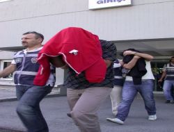 Kopya Çetesinde 4 Kişi Tutuklandı; Polis 13 Kişiyi Arıyor!!