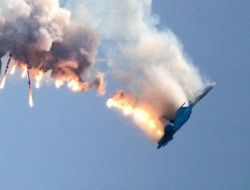 Rusya'da Savaş Uçağı Düştü; Pilotlar Sağ Kurtuldu!