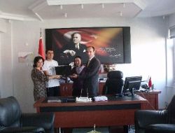 Hukuk Fakültesini Kazanan Yılmaz'a Kaymakamdan Laptop