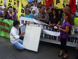 Bdp'li Sabahat Tuncel'den Kürtçe Eğitim İçin Boykot Çağrısı