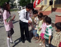 Minik Öğrenciler Okulda Çiçeklerle Karşılandı