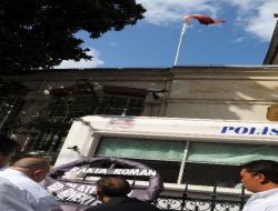 Başbakan'a Teşekkür Eden Romanlardan Fransa'ya Siyah Çelenkli Kınama