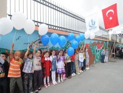 Bağcılar'da 6 Bin Çanta Ve Kırtasiye Malzemesi Dağıtıldı
