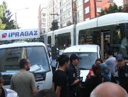 Otomobil, Tramvayla Tüp Kamyonu Arasında Sıkıştı, Yolcular Panik Yaşadı