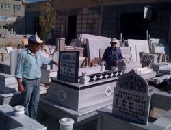 Taş Ustaları Kredi Kartına Taksitle Mezar Taşı Yapıyor