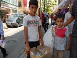 Topladıkları Kağıtları Satarak Okul Masraflarını Karşılıyor