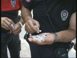 Uyuşturucu Taciri Kaçamayınca Polisin Kolunu Isırdı!