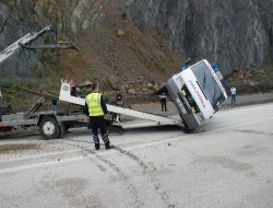Küvez İçindeki Bebeği Taşıyan Ambulans Devrildi