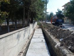 Gediz'de Şehir Merkezinde Yol Genişletme Çalışmaları Sürüyor