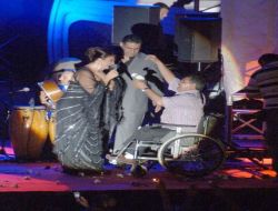 Sibel Can Adana'daki Konserinde Engellilerle Yakından İlgilendi