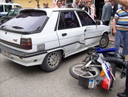 Motosiklet Otomobile Çarptı: 1 Yaralı!