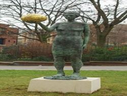 Yapıldıktan Sonra Vinçle Yerine Oturtulan Dev Heykeli Üç Hırsız Sırtlayıp Götürdü