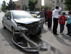 İki Ayrı Trafik Kazasında 3 Kişi Yaralandı
