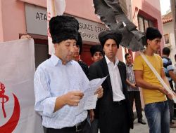Balıkesir Alperen Ocakları Üyeleri Çölaşan'a Tepki Göstererek, Add'ye Siyah Çelenk Bıraktı