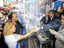 Kumkapı'da Vatandaşlara 5 Ton Balık Ekmek Dağıtıldı