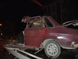 Kamyonet İle Otomobil Çarpıştı: 3 Ölü, 3 Yaralı