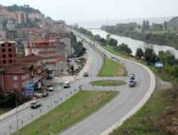Gülüç Yolunda Sıra Sanat Çalışmalarına Geldi
