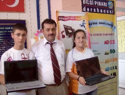 Bilgi Pınarı Anafen Dershanesi Türkiye Birincilerini Bilgisayarla Ödüllendirdi