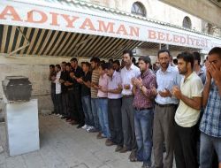 Adıyaman Genç Doktorunu Tekbirlerle Uğurladı