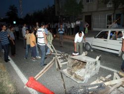 Kazaya Kızan Vatandaşlar Yolu Trafiğe Kapattı