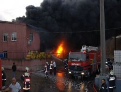 Tuzla'da Boya Fabrikasında Çıkan Yagın Söndürüldü