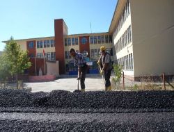 Bayburt Belediyesi Okulların Bahçelerini Asfaltlıyor