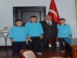 Başarılı Öğrencilerden Vali Özçimen'e Ziyaret