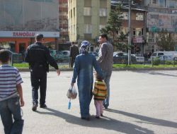 Polis Ve Zabıta Çocuk Dilendirenlere Göz Açtırmadı