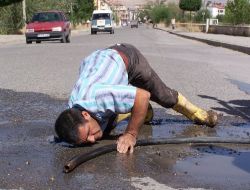 Sağlığını Hiçe Saydı, Eliyle Rögar Temizledi