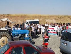 Kazada Yakınlarını Kaybeden Aileler, Yolu Trafiğe Kapatıp, Karanfil Bıraktı