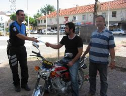 Manyas Polisi, Motosikletlileri Kazalara Karşı Broşürle Uyarıyor