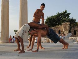 Brezilyalı Dansçılar, Hazırlık Çalışmalarını Apollon Tapınağı'nda Yapıyor