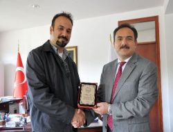 Beste Yarışmasında Birinci Olan Öğretim Üyesi Durak'a Teşekkür Plaketi