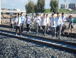 İzmir'de 50 Metrelik Üst Geçit Yapılmadığı İçin 2 Bin Öğrenci Ölümle Dans Ediyor