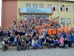 Kimse Yok Mu Derneği Köy Okulundaki Öğrencileri Sevindirdi