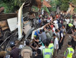 Endonezya'da İki Tren Çarpıştı: 36 Ölü, 40'dan Fazla Yaralı (3)