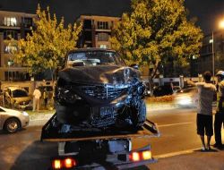 Yarışan Otomobiller Trafiği Alt Üst Etti: 3 Yaralı