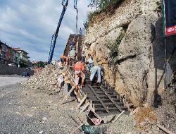 Alaplı'da Duble Yol Çalışmasında Yıkılan Merdivenler Yeniden Yapılıyor