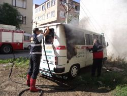 Park Halindeki Minibüs Yanmaktan Son Anda Kurtuldu