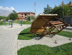 Parklardaki Oturakları Kırdılar