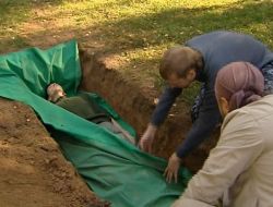 Ruslar'dan Strese İlginç Çözüm; Canlı Canlı Gömülmek