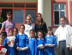 Ağrı Dernekler Federasyonu'ndan Patnos'taki Köy Okullarına Kırtasiye Yardımı