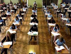 İngiltere'nin Ösym'si Sınav Kağıtlarını Yanlış Cevaplayınca Yüzlerce Öğrenci Mağdur Oldu