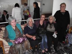 Chp'li Hanımlar Huzurevini Ziyaret Etti