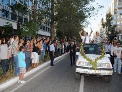 Altın Portakal Kortej Geçişinde Esnaf, Sanatçıları Gül Yaprağıyla Karşılayacak